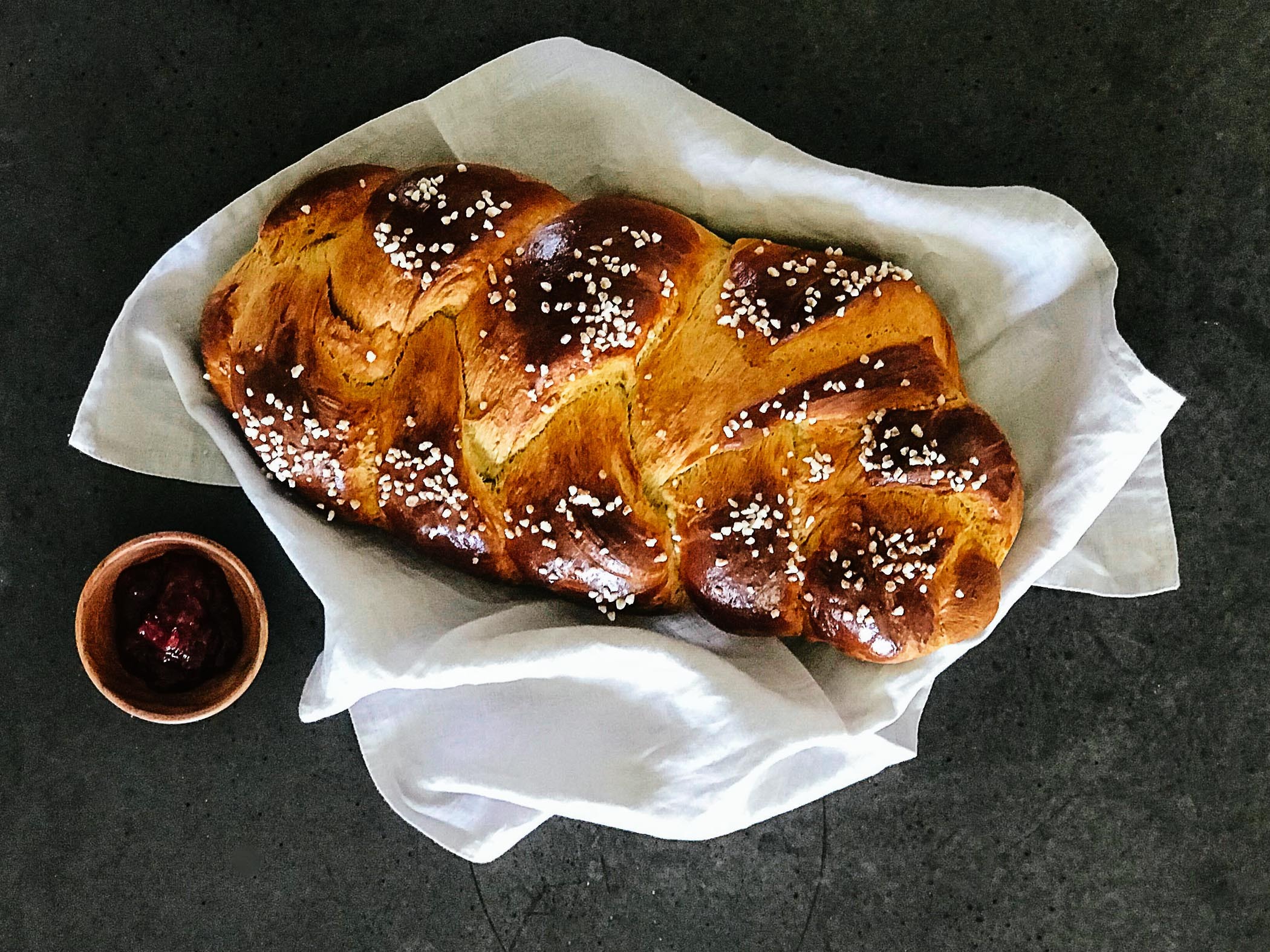 Brioche-Striezel mit Hagelzucker und Marmelade