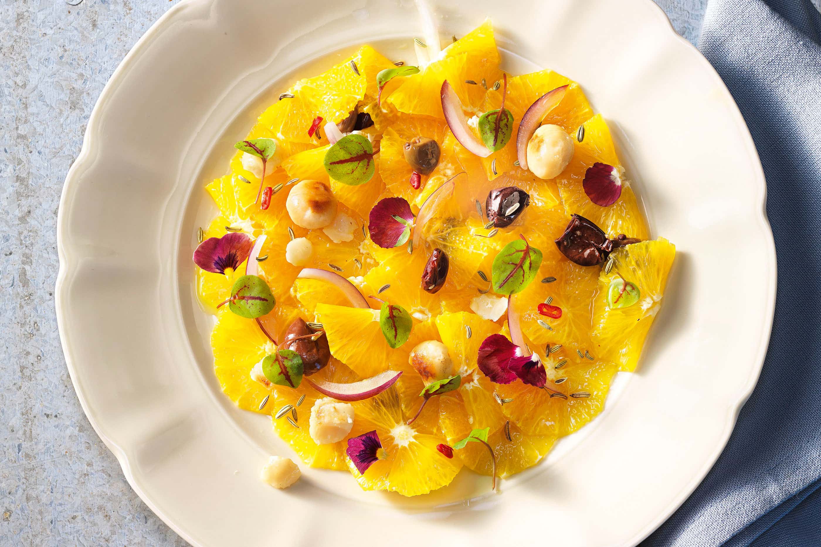 Orangensalat auf weißem Teller