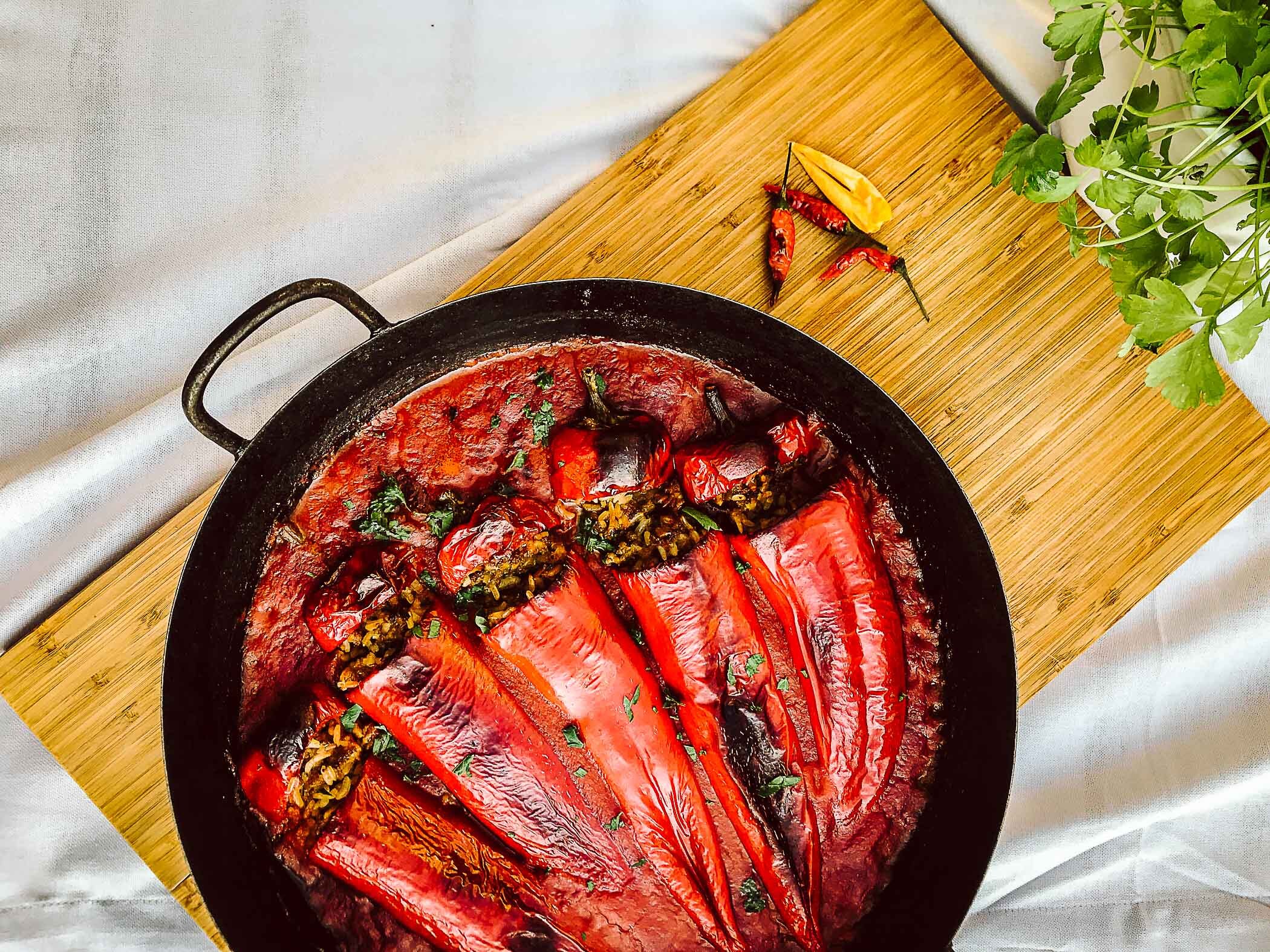 Gefüllte Paprika in einer Gusspfanne