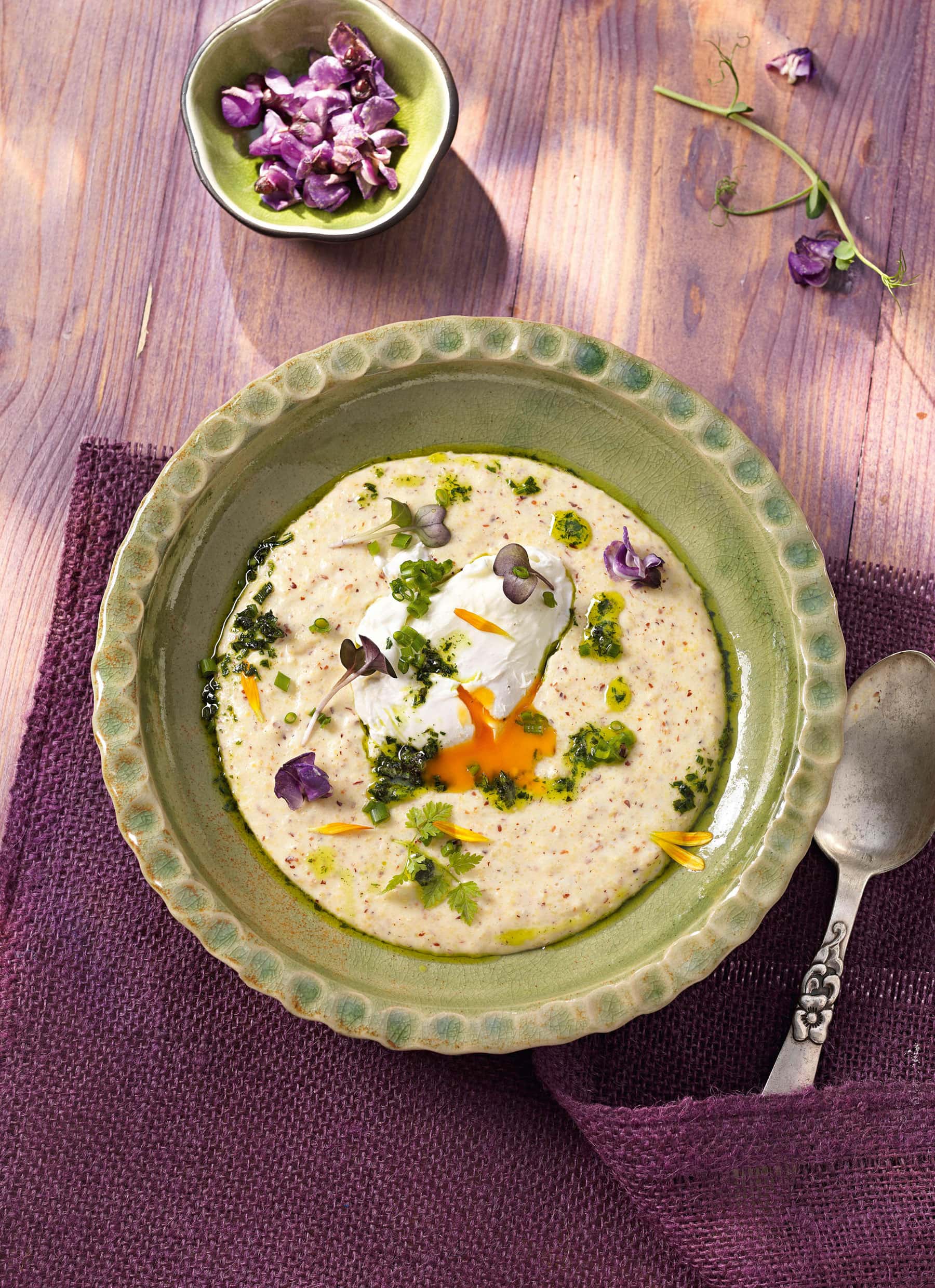 Polenta mit poshiertem Ei im grünem tiefen Teller