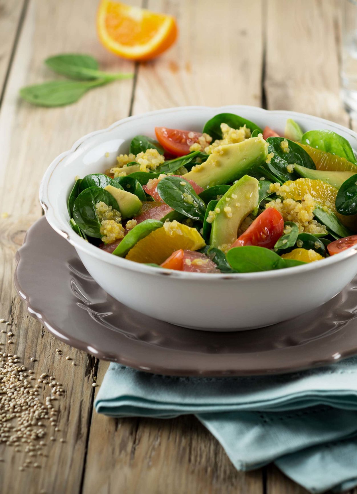 Quinoa-Spinat-Bowl mit Avocado und Orange
