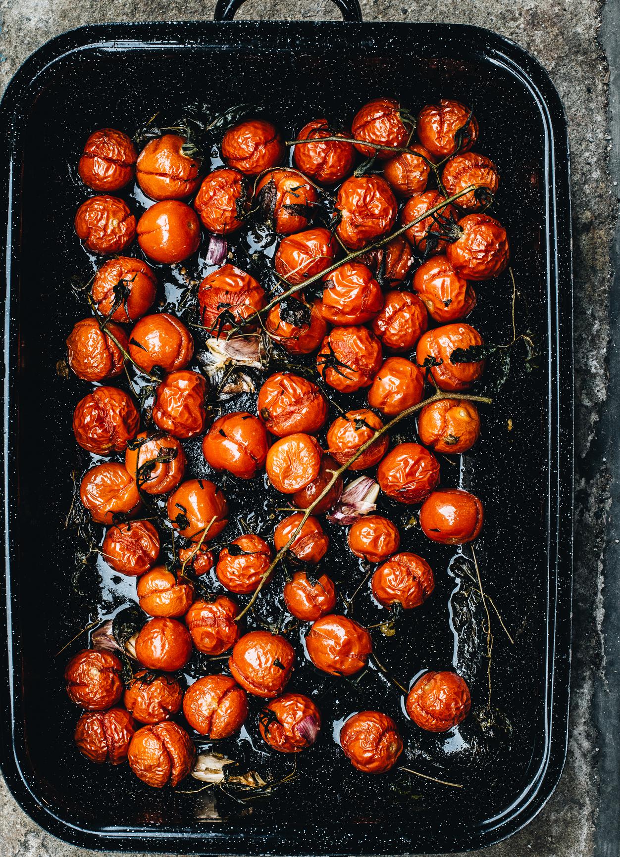 Im Ofen gebackene Tomaten mit Kräutern