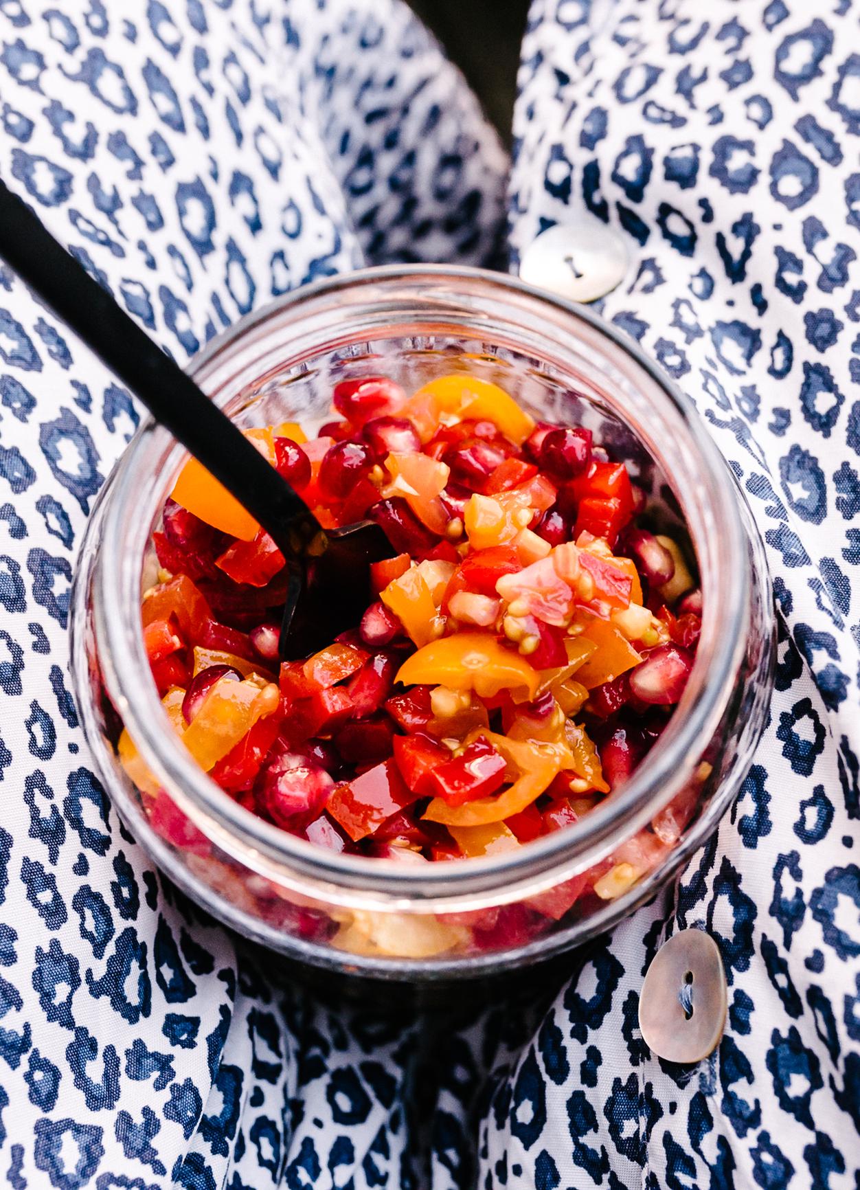 Tomaten Salat mit Paprika und Granatapfelkernen