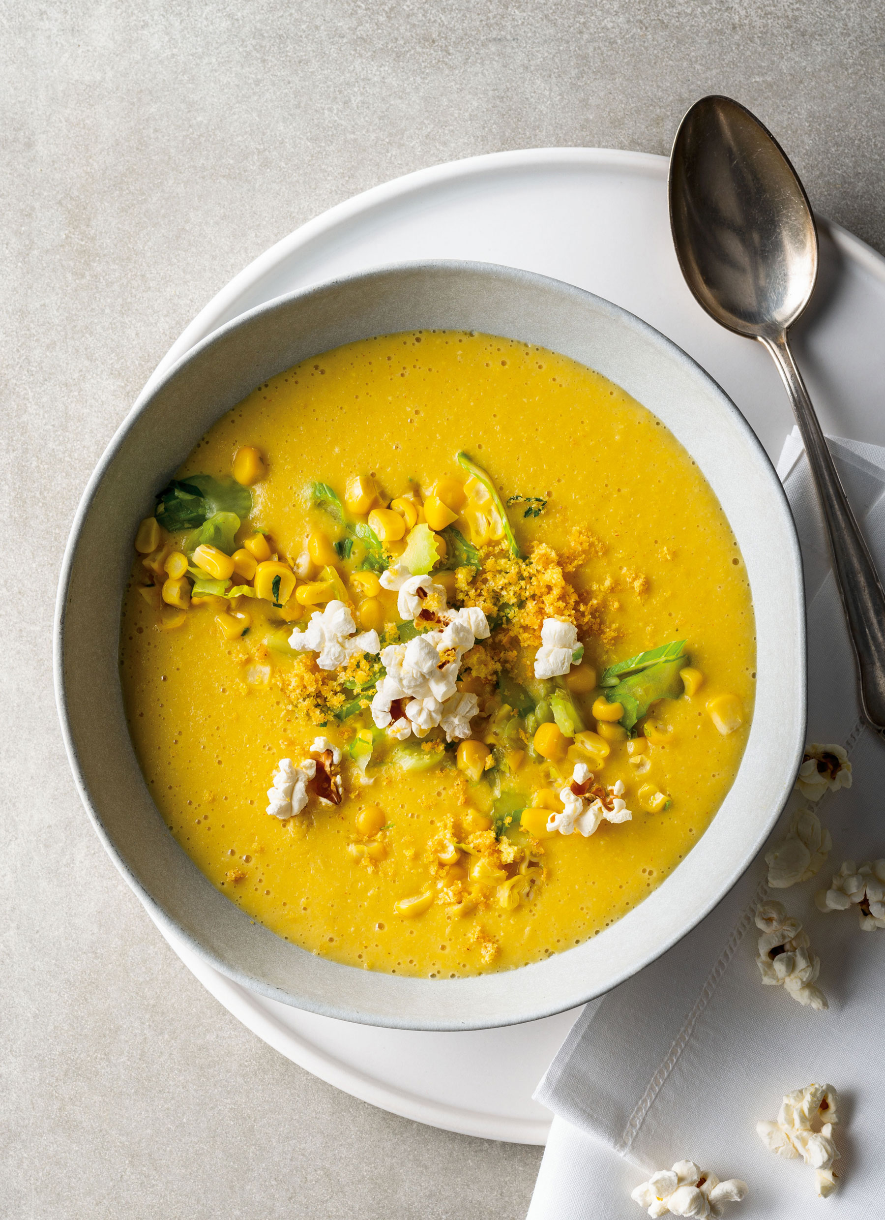 Maiscreme-Suppe mit Maisgemüse und Popcorn von Stevan Paul