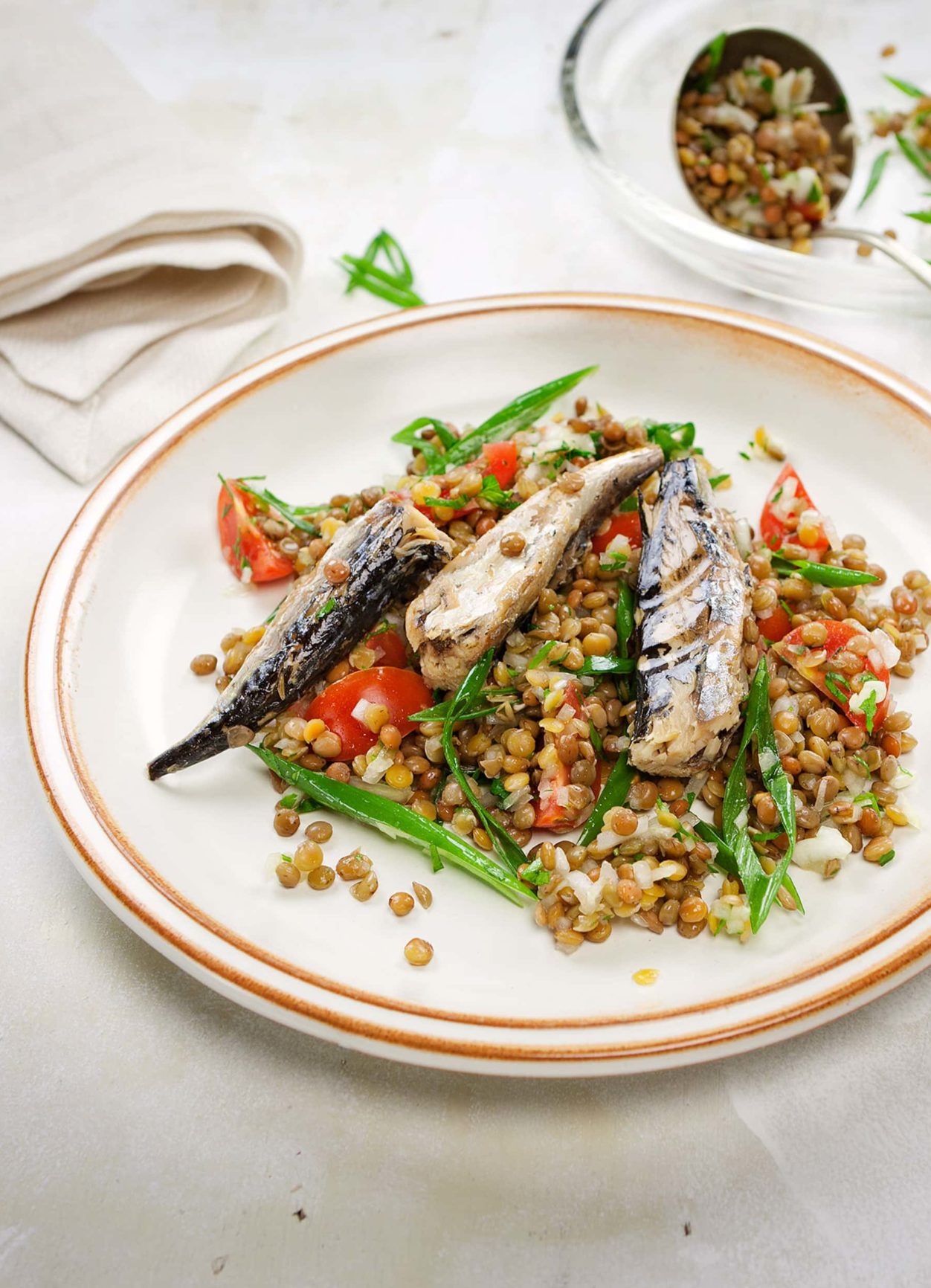 Berglinsen mit Sardinen und Tomaten