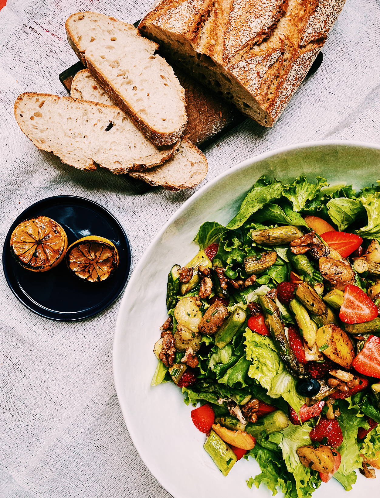 Grüner Salat mit Spargel, Beeren und Nüssen