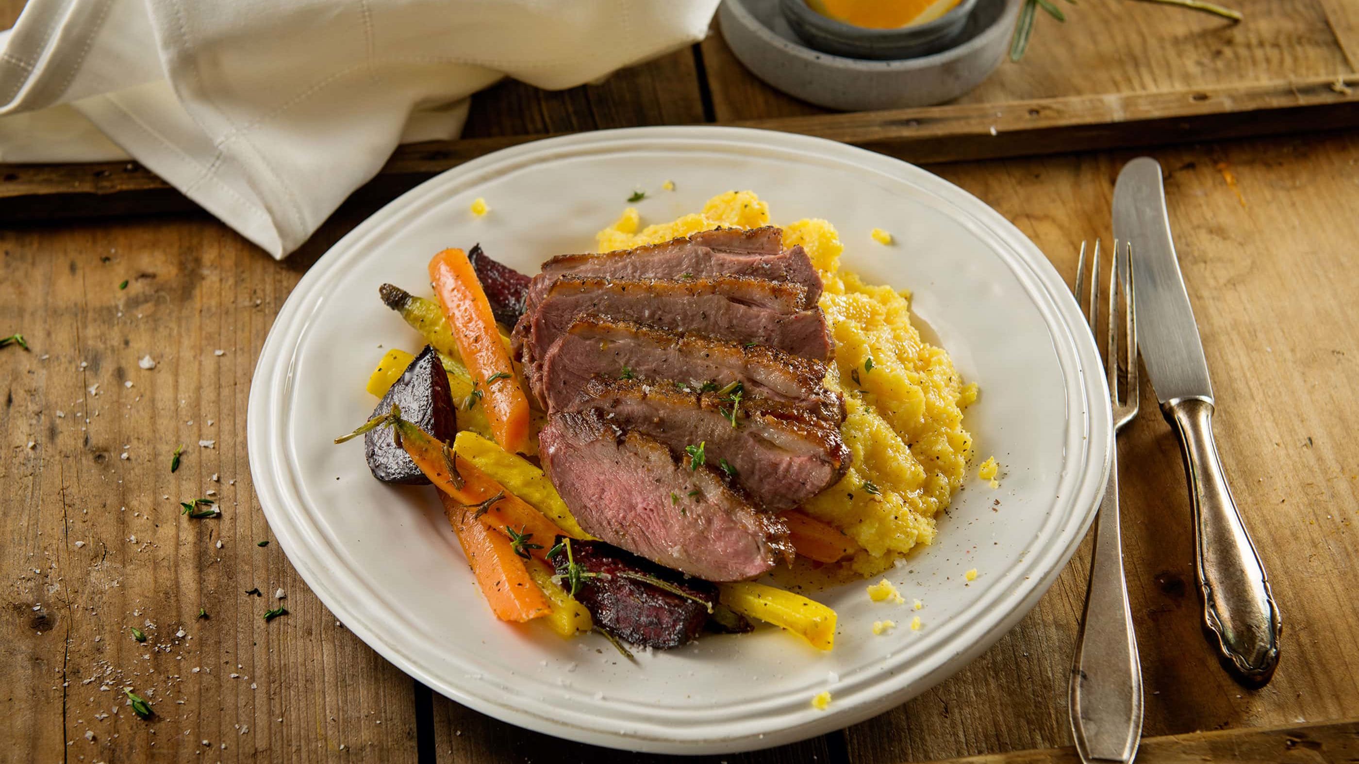 Entenbrust auf Polenta mit Wurzelgemüse