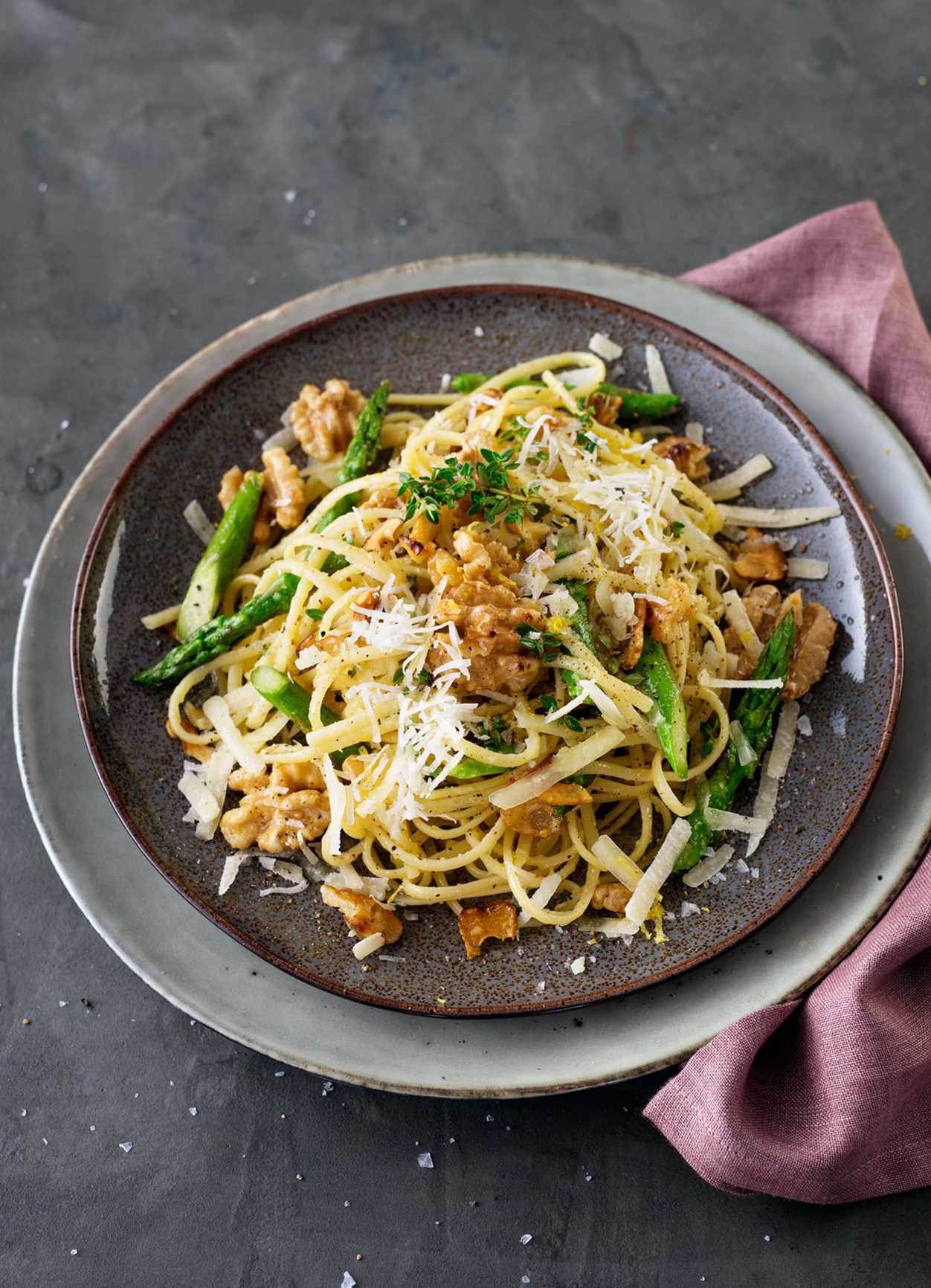 Nudeln mit grünem Spargel, Walnüssen und Parmesan