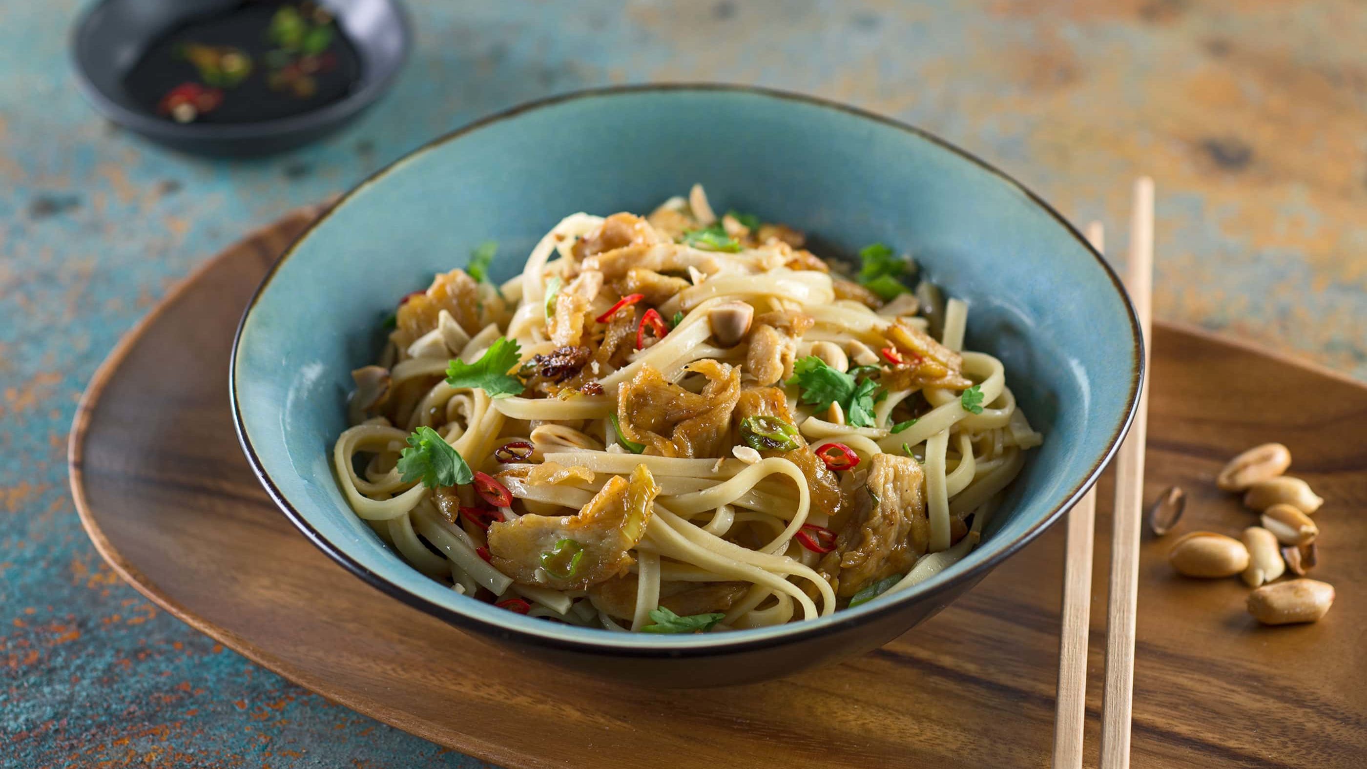 Pad Thai - Reisbandnudeln mit Huhn und Erdnüssen
