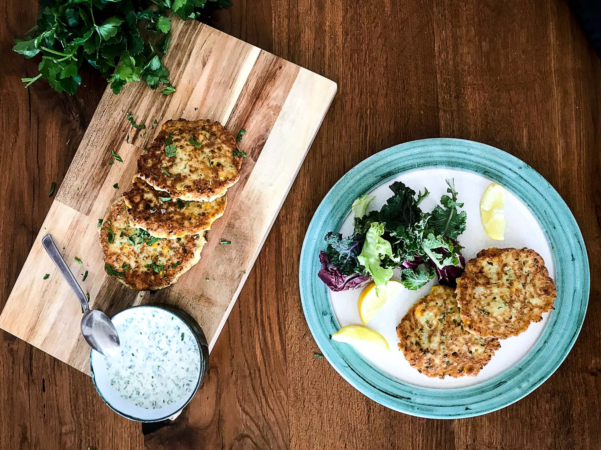 Fritters mit Karfiol Mais und Petersilie