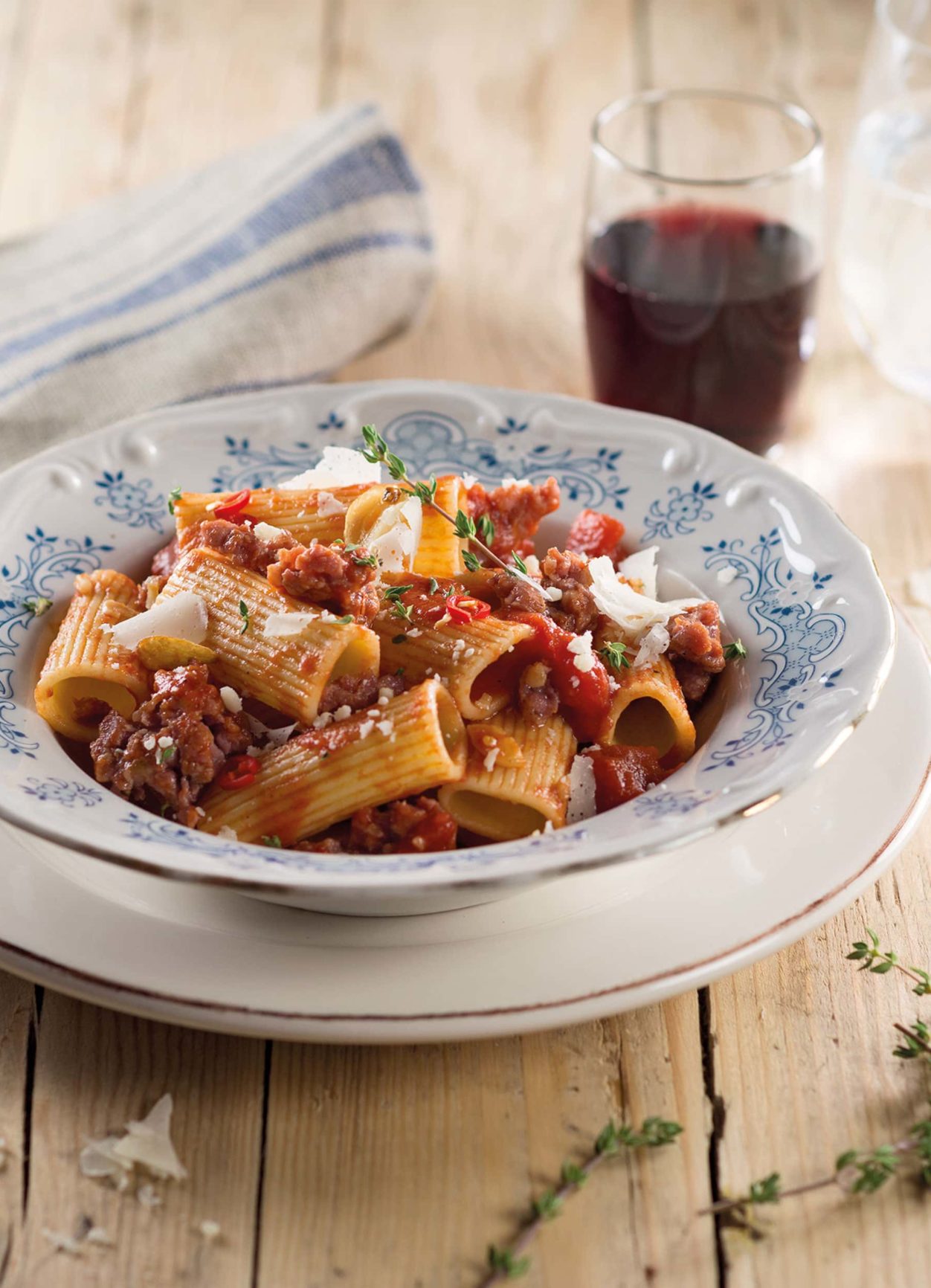 Pasta mit Salsiccia-Tomatensauce und Parmesan