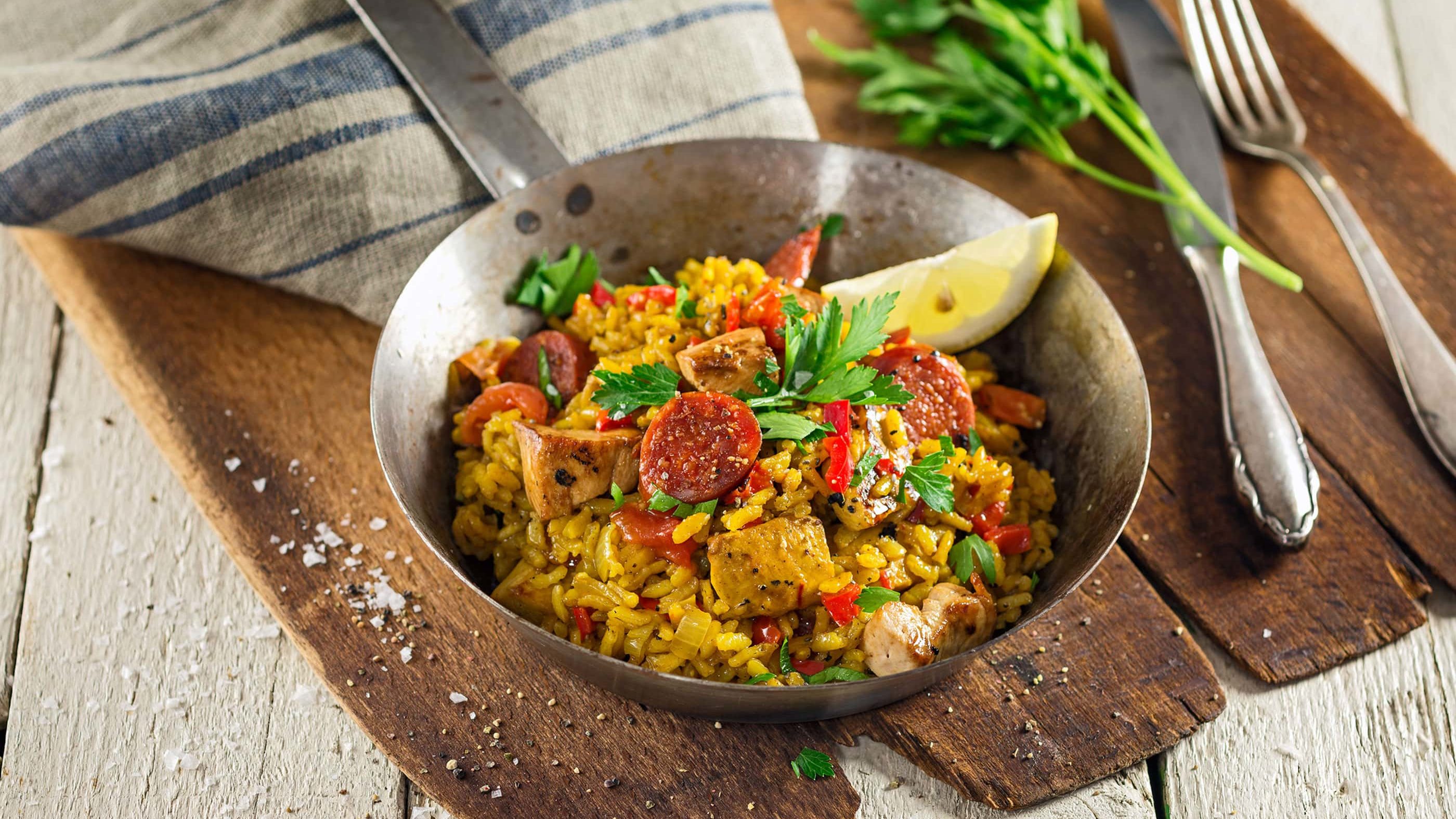 Paella Reispfanne mit Huhn, Chorizo und Safran