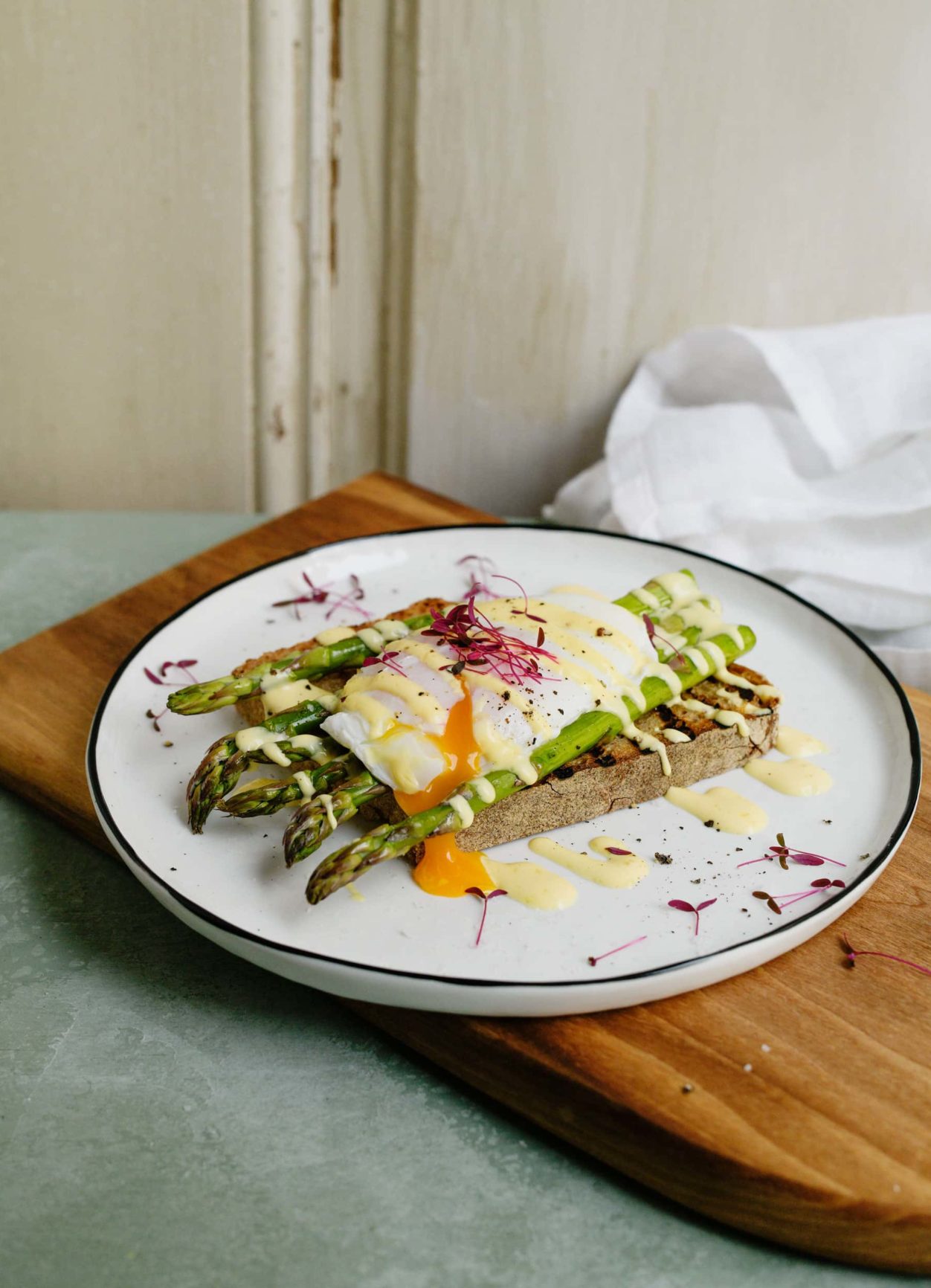 Pochiertes Ei mit grünem Spargel auf Toast