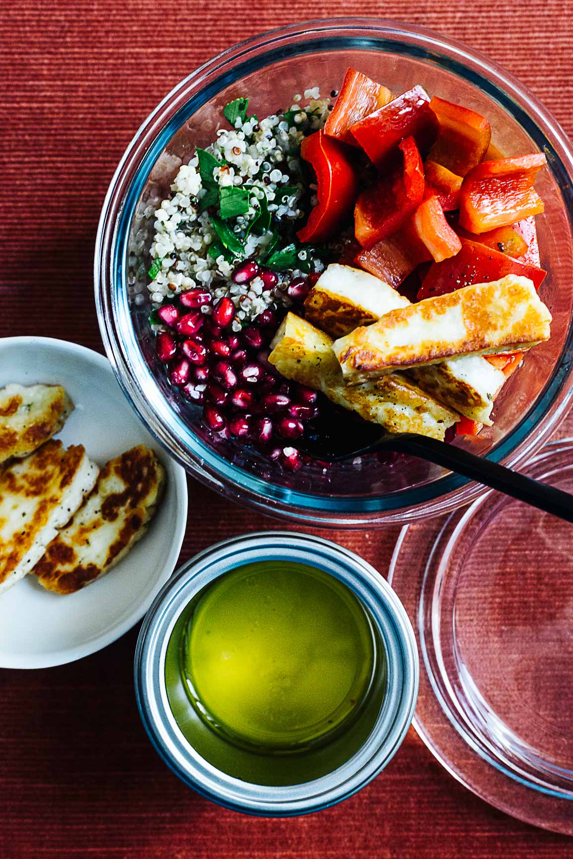Bulgur-Quinoasalat mit Paprika Halloumisticks und Granatapfel im Glas