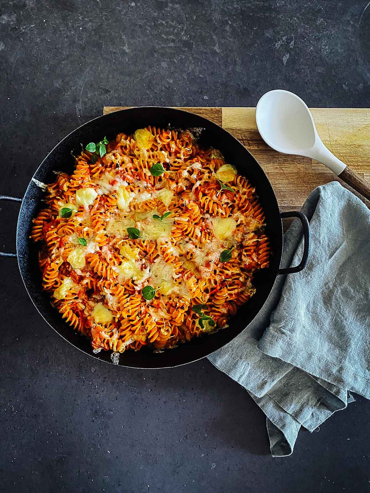 Pastaauflauf in Gußeisenform