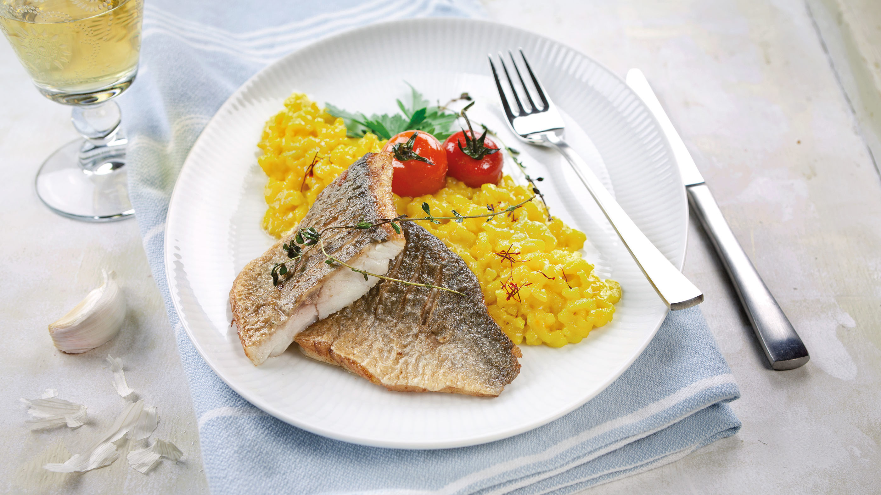 Fischfilet auf Safranrisotto mit Tomaten