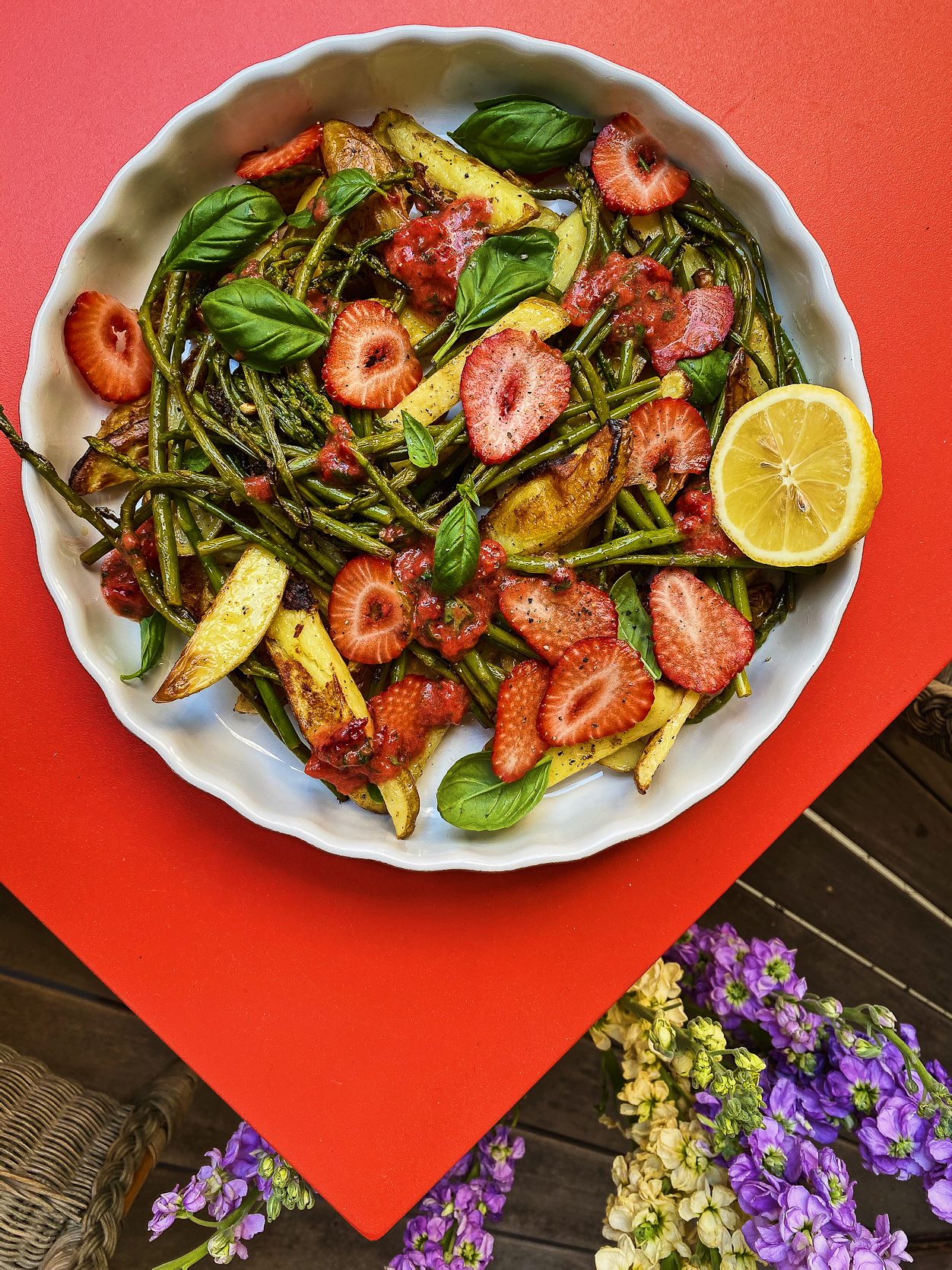 Warmer-Kartoffel-Spargelsalat-mit-Erdbeersalsa