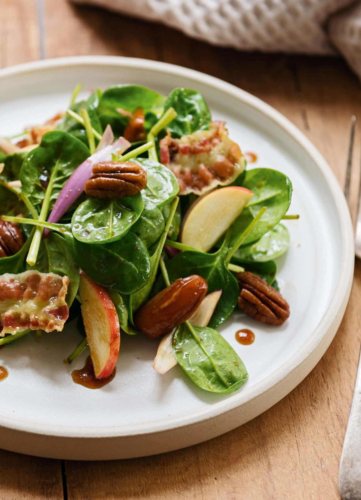 Babyspinat Salat mit Pekannuessen, Apfel und Speck