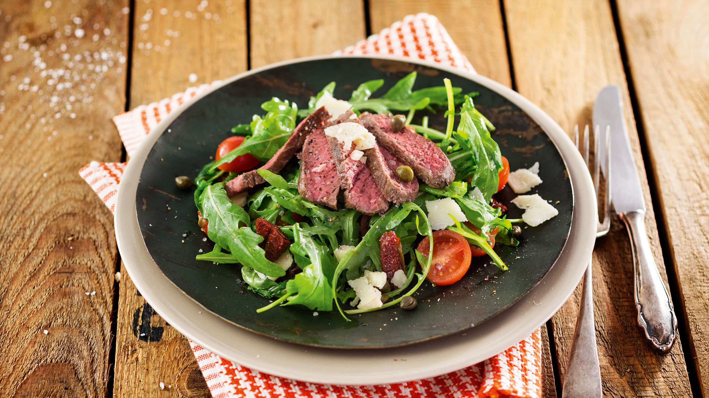 Rindfleisch-Rucola-Salat mit Cherrytomaten, Kapern und Grana