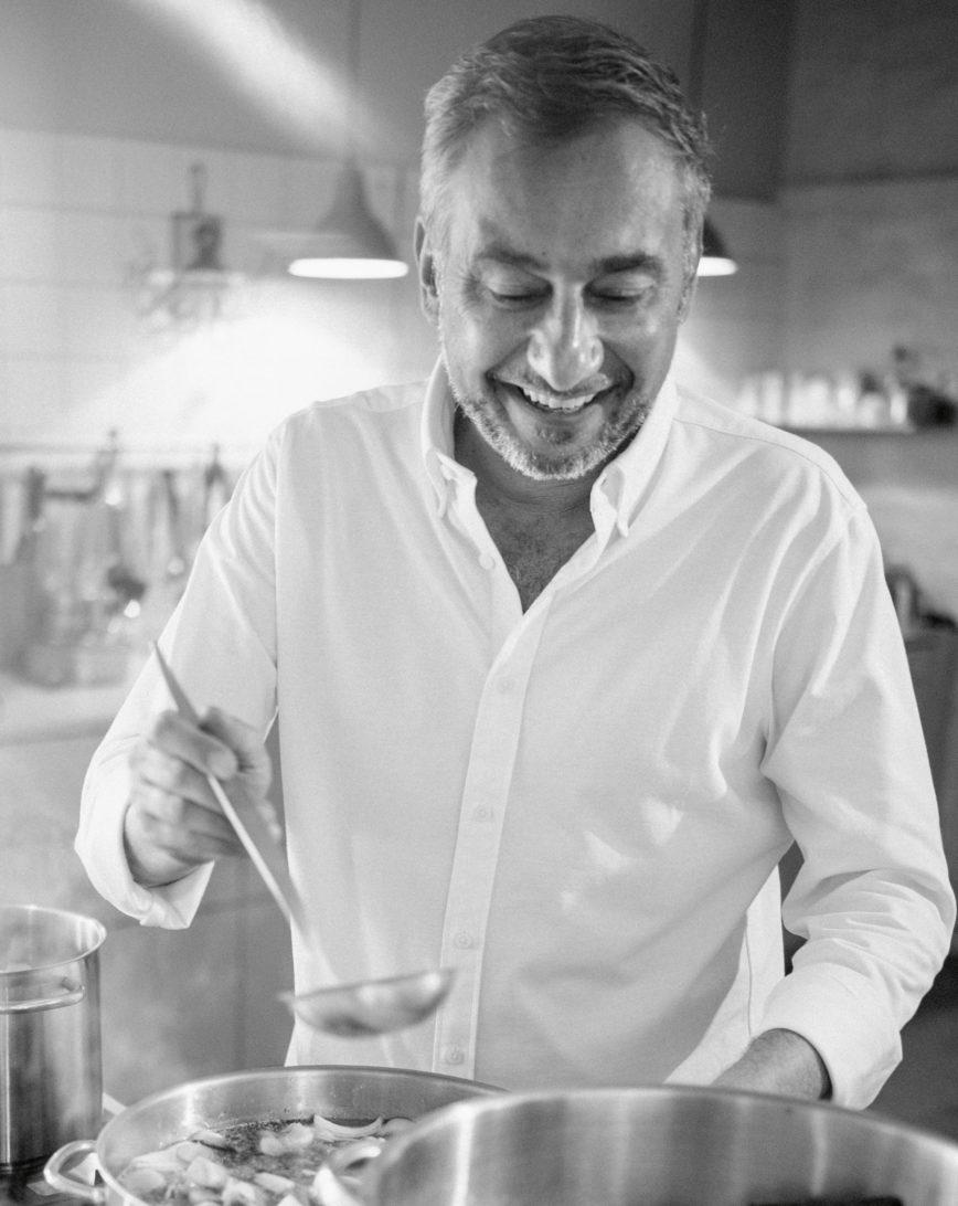 Stevan Paul beim Kochen mit Suppenkelle