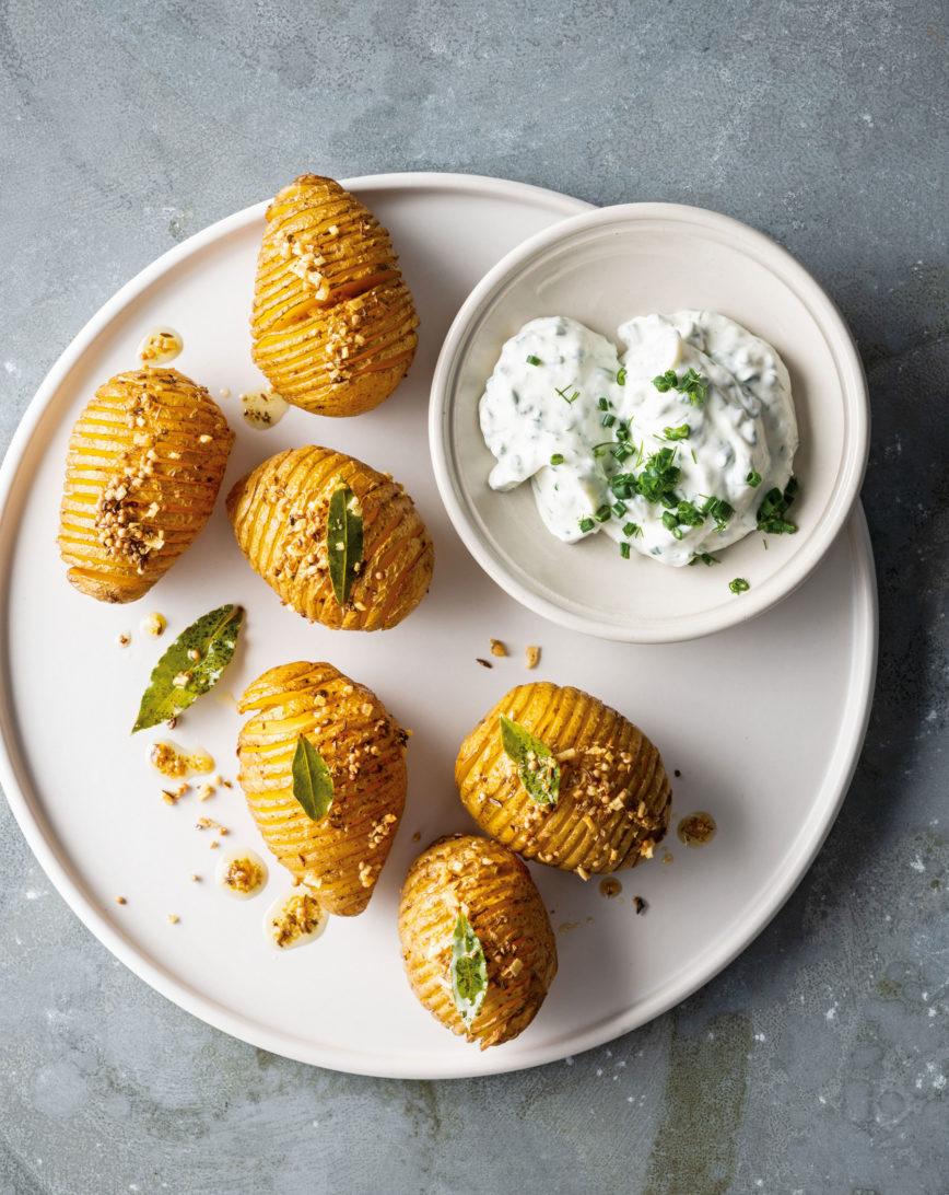 Eingeschnittene Ofenkartoffeln mit Kräuterquark